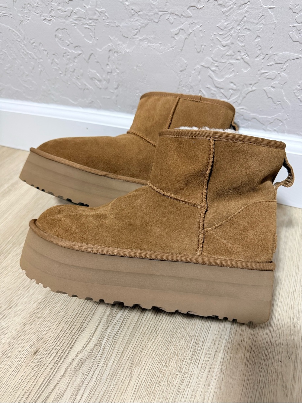 New UGG Women Classic Mini Platform Suede Chestnut Boots Size 8